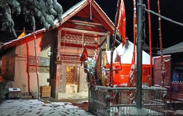 Lakhna Devi Mandir has a temple door noted for its outstanding carvings made from walnut wood. Interestingly, these carvings have been made by an artisan who did not have hands; he used his deft legs to neatly carve out this structure.