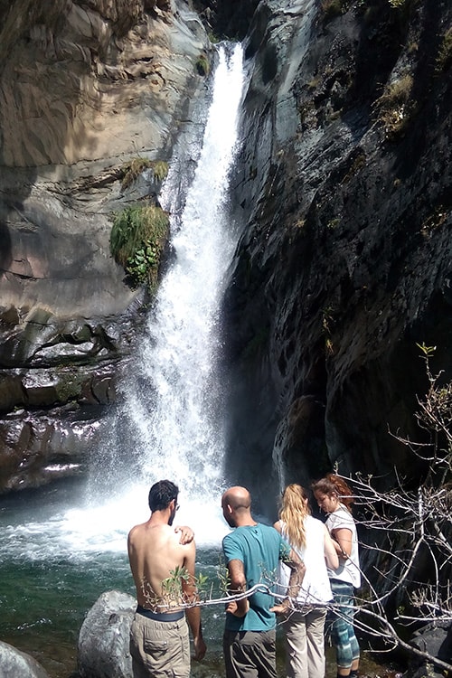 tourists at ghared waterfall 1