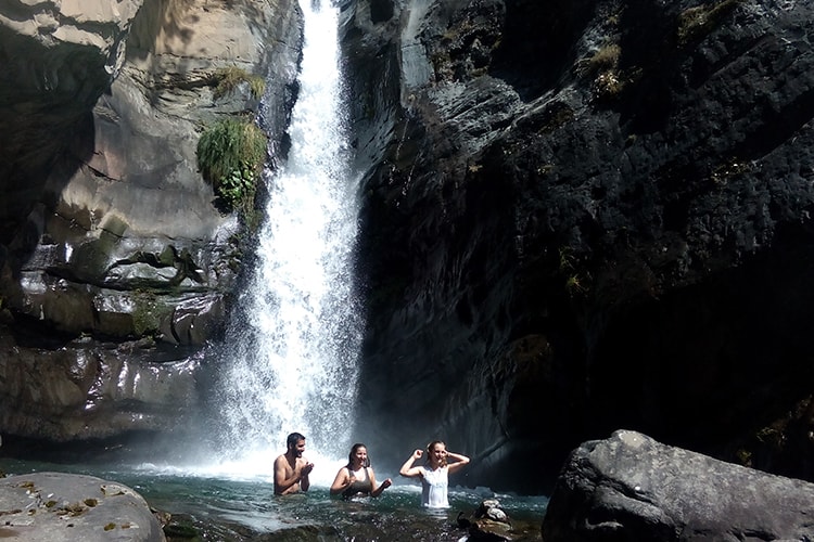 tourists at ghared waterfall 6